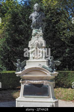 Wien, Österreich. 29. August 2022. Bronzebüste von Kaiser Franz I. Stephan von Lothringen, Kaiser des Heiligen Römischen Reiches und Großherzog der Toskana, seine Frau Maria Theresia, führte die wahren Kräfte dieser im Schönbrunner Park errichteten Positionen effektiv aus. (Foto von Igor Golovniov/SOPA Images/Sipa USA) Quelle: SIPA USA/Alamy Live News Stockfoto