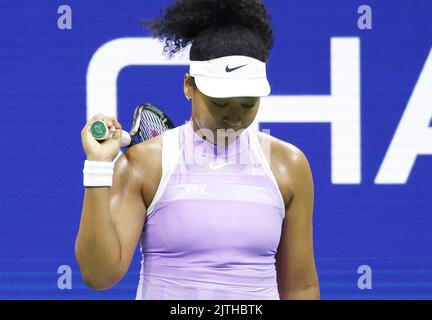 Flushing Meadow, United Gab An. 30. August 2022. Naomi Osaka aus Japan reagiert, nachdem sie in der ersten Runde bei den US Open Tennis Championships 2022 im USTA Billie Jean King National Tennis Center am Dienstag, den 30. August 2022 in New York City den ersten Satz gegen Danielle Collins verloren hatte. Foto von John Angelillo/UPI Credit: UPI/Alamy Live News Stockfoto