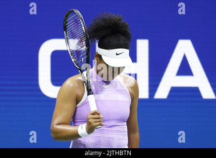 Flushing Meadow, United Gab An. 30. August 2022. Naomi Osaka aus Japan reagiert, nachdem sie in der ersten Runde bei den US Open Tennis Championships 2022 im USTA Billie Jean King National Tennis Center am Dienstag, den 30. August 2022 in New York City den ersten Satz gegen Danielle Collins verloren hatte. Foto von John Angelillo/UPI Credit: UPI/Alamy Live News Stockfoto