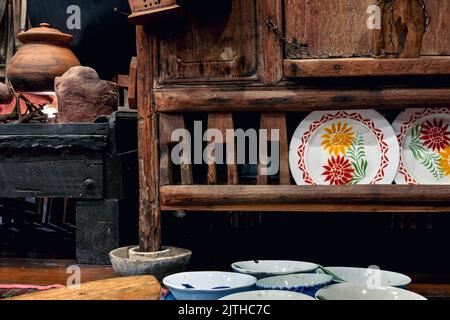 Vielfalt und Arten von Utensilien für das einfache Kochen asiatischer Familien in der Vergangenheit. Einrichtung im traditionellen asiatischen und thailändischen Stil im alten Küchenstil. Antike Küche Stockfoto