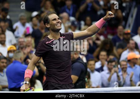 US-ÖFFNUNGSZEITEN - TAG 2, Flushing Meadows, New York, USA. 30. August 2022. Rafael Nadal aus Spanien feiert gestern Abend beim US Open seinen Sieg über den Australier Rinky Hijikata. Nadal gewann in vier Sätzen. Quelle: Adam Stoltman/Alamy Live News Stockfoto