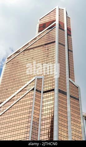 Moderne Architektur, Hi-Tech von goldfarbenen gläsernen Bürogebäuden am Himmel mit Wolken Hintergrund, Blick von unten nach oben, selektiver Fokus.Eco-frien Stockfoto
