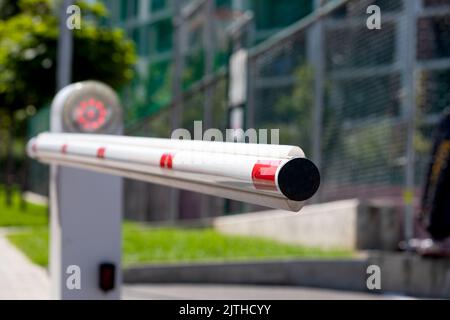Bild einer modernen Parkplatzbarriere Stockfoto