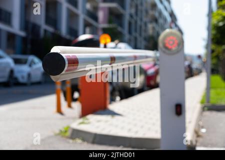 Bild einer modernen Parkplatzbarriere Stockfoto