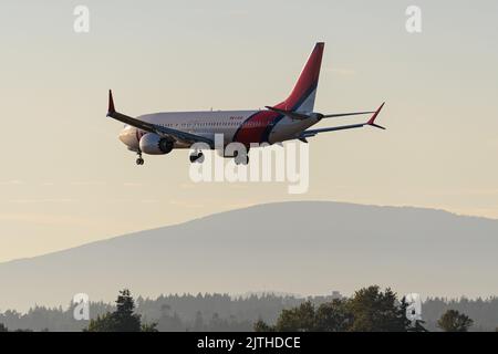 Richmond, British Columbia, Kanada. 29. August 2022. Ein Lynx Air Boeing 737 MAX 8 Jetliner (C-GJSL), der auf dem internationalen Flughafen von Vancouver landet, wird in die Luft geflogen. (Bild: © Bayne Stanley/ZUMA Press Wire) Stockfoto