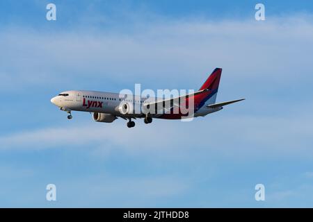 Richmond, British Columbia, Kanada. 29. August 2022. Ein Lynx Air Boeing 737 MAX 8 Jetliner (C-GJSL), der bei der Landung auf dem Vancouver International Airport in der Luft landet. (Bild: © Bayne Stanley/ZUMA Press Wire) Stockfoto