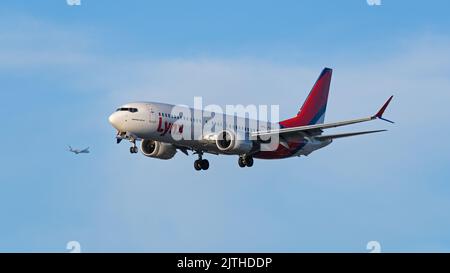 Richmond, British Columbia, Kanada. 29. August 2022. Ein Lynx Air Boeing 737 MAX 8 Jetliner (C-GJSL), der bei der Landung auf dem Vancouver International Airport in der Luft landet. (Bild: © Bayne Stanley/ZUMA Press Wire) Stockfoto