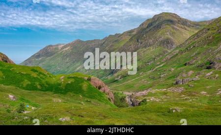 Schöne, Bereich der Highlands, bedeckt mit grünem Sommerrasen, blauer Himmel über. Die A82 Straße schlängelt sich zwischen der herrlichen Landschaft, beliebt bei Touristen Stockfoto