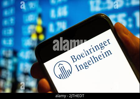 In dieser Fotolabbildung wird das Logo des forschungsgetriebenen deutschen Pharmaunternehmens Boehringer Ingelheim auf einem Smartphone-Bildschirm angezeigt. Stockfoto