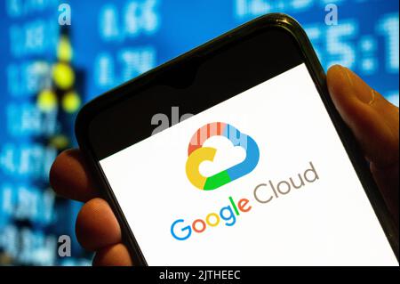 In dieser Abbildung wird das Logo des amerikanischen Dateihosting-Service-Unternehmens Google Cloud, das im Besitz von Google ist, auf einem Smartphone-Bildschirm angezeigt. Stockfoto