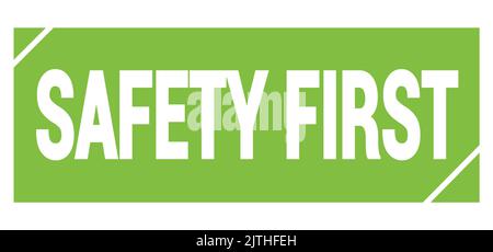 SICHERHEIT ERSTER Text auf grünem grungy Stempelschild geschrieben. Stockfoto