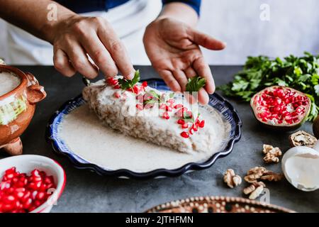 mexikanische Frau Kochen Chiles en nogada Rezept mit Poblano Chili und Zutaten, traditionelles Gericht in Mexiko Stockfoto