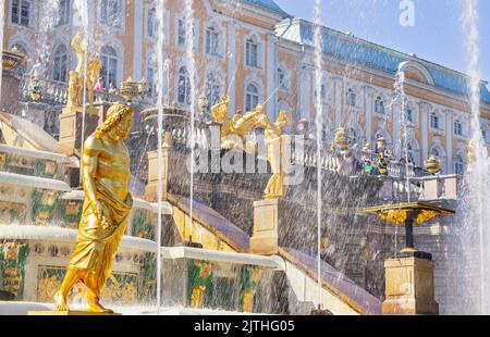 Goldene Statuen größte Brunnen Ensembles der Welt, bestehend aus 60 Brunnen. Die große Kaskade des Peterhof-Palastes ist Teil des UNESCO-Welterbes Stockfoto