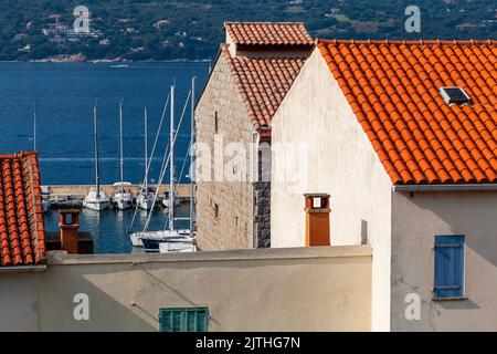 Propriano Blick auf die Stadt mit roten Ziegeldächern und Segelyachten, die in der Marina, Südregion von Korsika, Frankreich, festgemacht sind Stockfoto