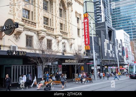Sydney Australia Stadtzentrum, urbane Szene mit McDonalds Restaurant und Star Bar Pub in der george Street, Sydney, Australien, Winter 2022 Stockfoto