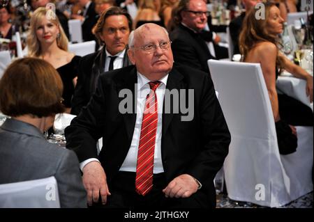 Düsseldorf, Deutschland. 19.. November 2011. Der ehemalige Präsident der Sowjetunion Michail Gorbatschow sitzt auf einem Stuhl während der UNESCO Charity Gala 2011 in Düsseldorf, Deutschland, am 19. November 2011. Prominente und Prominente aus Showbusiness, Politik, Wirtschaft und Sport kamen zusammen, um Spenden für benachteiligte Kinder aus aller Welt zu sammeln. Quelle: Henning Kaiser/dpa/Alamy Live News Stockfoto