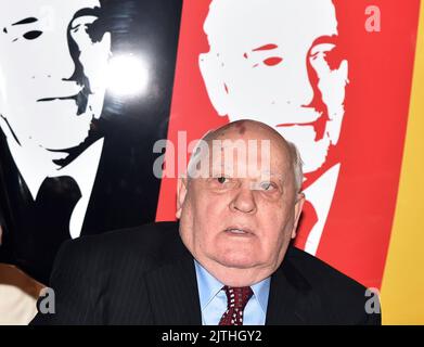 Berlin, Deutschland. 08.. November 2014. Der ehemalige sowjetische Präsident Michail Gorbatschow sitzt während des „Cinema for Peace HEROES Gala Dinner“ im Adlon Hotel in Berlin, Deutschland, am 08. November 2014. Die Gala findet anlässlich des 25.. Jahrestages des Mauerfalls statt. Quelle: Jens Kalaene/dpa/Alamy Live News Stockfoto