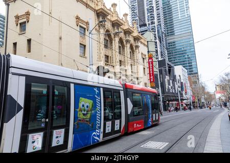 George Street im Stadtzentrum von Sydney der Stadtzug CBD blickt nach Süden und fährt am McDonalds Restaurant, NSW, Australien vorbei Stockfoto