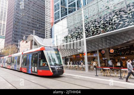 Der Stadtzug von Sydney fährt entlang der George Street, vorbei an Bürogebäuden in Sydney CBD, NSW, Australien Stockfoto