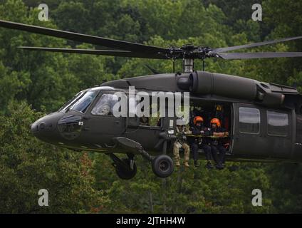 US Army National Guard Soldaten und Ersthelfer-Retter mit dem South Carolina Helicopter Aquatic Rescue Team (SC-hart) führen vom 22. Bis 26. August 2022 in bergigem Gelände, Table Rock Area, South Carolina, Luftrettungstraining durch. Die Veranstaltung umfasste eine Vielzahl von Trainingsszenarien, die Überlebende aus Berghängen und Bergspitzen sowie Wasserrettungen aus Flüssen und Seen hervorhoben. Darüber hinaus führten Luftbesatzungen und Rettungskräfte Auffrischungs- und Kenntnisschulungen für die laufende Hurrikansaison durch. SC-hart ist eine Zusammenarbeit zwischen der South Carolina Army National Guard und Stockfoto