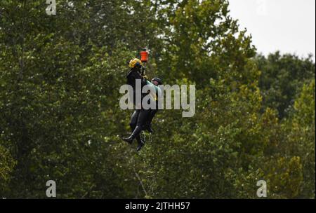 US Army National Guard Soldaten und Ersthelfer-Retter mit dem South Carolina Helicopter Aquatic Rescue Team (SC-hart) führen vom 22. Bis 26. August 2022 in bergigem Gelände, Table Rock Area, South Carolina, Luftrettungstraining durch. Die Veranstaltung umfasste eine Vielzahl von Trainingsszenarien, die Überlebende aus Berghängen und Bergspitzen sowie Wasserrettungen aus Flüssen und Seen hervorhoben. Darüber hinaus führten Luftbesatzungen und Rettungskräfte Auffrischungs- und Kenntnisschulungen für die laufende Hurrikansaison durch. SC-hart ist eine Zusammenarbeit zwischen der South Carolina Army National Guard und Stockfoto