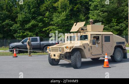 Soldaten der 10. Mountain Division (LI), Sustainment Brigade, 10. MTN DIV (LI) treten am 29. August 2022 auf Fort Drum, N.Y., in einer Reihe von Veranstaltungen zur Feier des Mountain Fest 2022 in einer High Mobility Multipurpose Wheeled Vehicle (HMMWV)-Rennstrecke an. Das Mountain Fest ist eine jährliche Veranstaltung, die durchgeführt wird, um den nationalen Geist zu feiern und die Beziehungen zwischen den Gemeinden zu stärken und gleichzeitig Beiträge und Dienste zu würdigen. (USA Armeefoto von PFC. Kade M. Bowers) Stockfoto