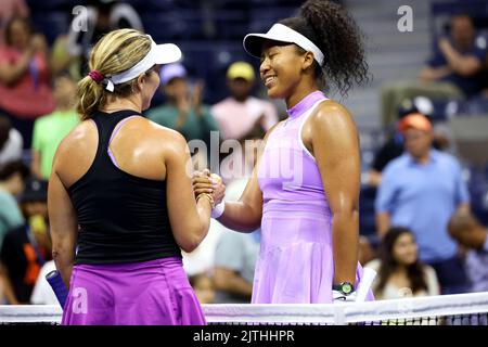 Flushing Meadows, New York, USA. 30. August 2022. Naomi Osaka aus Japan gratuliert Danielle Collins aus den Vereinigten Staaten, nachdem Collins Osaka in der ersten Runde bei den US Open gestern Abend besiegt hatte. Quelle: Adam Stoltman/Alamy Live News Stockfoto