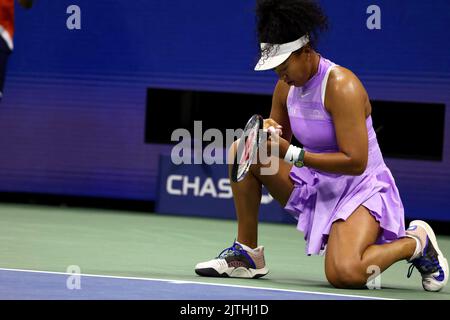 US-ÖFFNUNGSZEITEN - TAG 2, Flushing Meadows, New York, USA. 30. August 2022. Naomi Osaka aus Japan reagiert auf einen verlorenen Punkt während ihres ersten Runden-Verlusts an Danielle Collins aus den Vereinigten Staaten bei den U.S. Open gestern Abend. Collins gewann das Spiel in geraden Sätzen. Quelle: Adam Stoltman/Alamy Live News Stockfoto