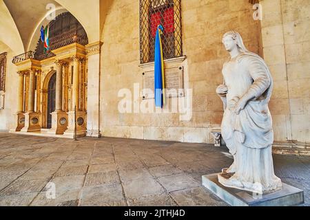 Die antike Statue von La Lodoiga im Portikus des Palazzo della Loggia befindet sich in Brescia, Lombardei, Italien Stockfoto