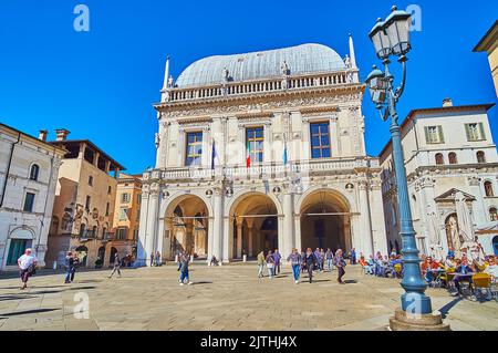 BRESCIA, ITALIEN - 10. APRIL 2022: Der elegante Palazzo della Loggia im Renaissance-Stil befindet sich auf dem Piazza della Loggia im alten Stadtzentrum Stockfoto