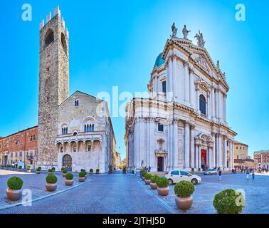 BRESCIA, ITALIEN - 10. APRIL 2022: Panorama der Piazza Paolo VI mit Duomo Vecchio (Alter Dom), Duomo Nuovo (Neuer Dom) und Palazzo Broletto Pala Stockfoto