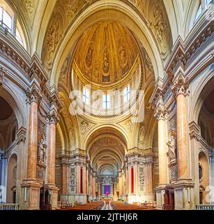 BRESCIA, ITALIEN - 10. APRIL 2022: Panorama-Innenraum von Santa Maria della Pace mit Fresken Innenkuppel und Gewölbe, skulpturale Wände, am 10. April in Bre Stockfoto