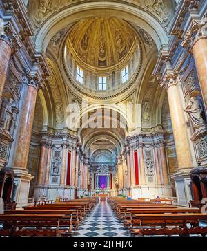 BRESCIA, ITALIEN - 10. APRIL 2022: Innenraum der Santa Maria della Pace mit Fresken aus Kuppel, Gewölbe, skulpturierten Wänden und Altar, am 10. April in Brescia Stockfoto