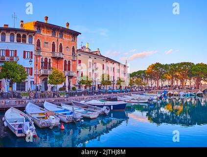 Historisches venezianisches Haus inmitten der farbigen Häuser, hinter dem Porto Vecchio (Alter Hafen) von Desenzano del Garda, Gardasee, Italien Stockfoto