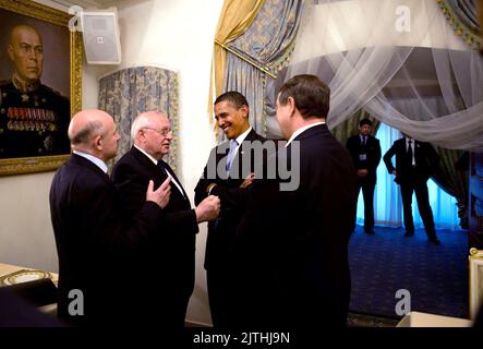 Gostinny Dvor, Russland - 7. Juli 2009 -- der US-Präsident Barack Obama trifft sich am Dienstag, den 7. Juli, mit dem ehemaligen Präsidenten der Sowjetunion, Michail Gorbatschow, in Gostinny Dvor, Russland. 2009..Foto von Pete Souza - White House via CNP/ABACAPRESS.COM Stockfoto