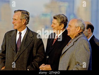 Der designierte Präsident der Vereinigten Staaten, George H.W. Bush, links, und US-Präsident Ronald Reagan, Mitte und USSR-Generalsekretär Mikhail Gorbatschow, rechts, sehen die Skyline von New York City nach einem Treffen auf Governor's Island, New York am 7. Dezember 1988. Foto von Arnie Sachs/CNP/ABACAPRESS.COM Stockfoto