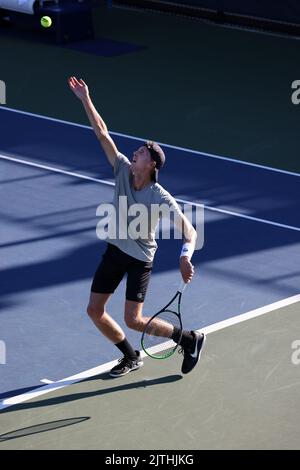 NEW YORK, NY - 30. AUGUST: Gijs Brouwer aus den Niederlanden während seines Spiels gegen den Franzosen Adrian Manarino beim USTA Billie Jean King National Tennis Center am 30. August 2022 in New York City. (Foto von Adam Stoltman/BSR Agency) Stockfoto