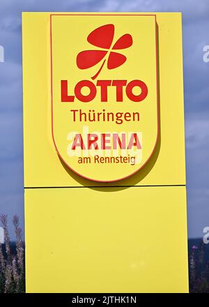 30. August 2022, Thüringen, Oberhof: Die Lotto Thüringen Arena am Rennsteig. Am ersten Septemberwochenende wird die Biathlon-Arena im Rahmen der Deutschen Biathlon-Meisterschaft offiziell eröffnet. In Vorbereitung auf die Biathlon-Weltmeisterschaften 2023 wird die Lotto Thüringen Arena am Rennsteig umfassend modernisiert und erweitert. Der Gesamtumfang der Maßnahmen, die vom Freistaat Thüringen und der Bundesregierung gefördert werden, beläuft sich laut Zweckverband Thüringer Wintersportzentrum Oberhof auf insgesamt 29,8 Millionen Euro. Foto: Martin Schutt/dpa Stockfoto