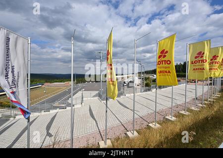 30. August 2022, Thüringen, Oberhof: Die Lotto Thüringen Arena am Rennsteig. Am ersten Septemberwochenende wird die Biathlon-Arena im Rahmen der Deutschen Biathlon-Meisterschaft offiziell eröffnet. In Vorbereitung auf die Biathlon-Weltmeisterschaften 2023 wird die Lotto Thüringen Arena am Rennsteig umfassend modernisiert und erweitert. Der Gesamtumfang der Maßnahmen, die vom Freistaat Thüringen und der Bundesregierung gefördert werden, beläuft sich laut Zweckverband Thüringer Wintersportzentrum Oberhof auf insgesamt 29,8 Millionen Euro. Foto: Martin Schutt/dpa Stockfoto