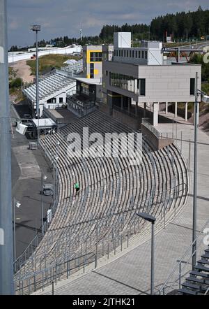 30. August 2022, Thüringen, Oberhof: Die Lotto Thüringen Arena am Rennsteig. Am ersten Septemberwochenende wird die Biathlon-Arena im Rahmen der Deutschen Biathlon-Meisterschaft offiziell eröffnet. In Vorbereitung auf die Biathlon-Weltmeisterschaften 2023 wird die Lotto Thüringen Arena am Rennsteig umfassend modernisiert und erweitert. Der Gesamtumfang der Maßnahmen, die vom Freistaat Thüringen und der Bundesregierung gefördert werden, beläuft sich laut Zweckverband Thüringer Wintersportzentrum Oberhof auf insgesamt 29,8 Millionen Euro. Foto: Martin Schutt/dpa Stockfoto