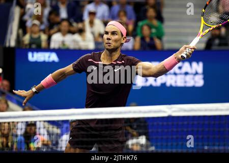 US OPEN - TAG 2, Flushing Meadows, New York, 30. August 2022 - Rafael Nadal aus Spanien jagt während seines Eröffnungsspiel gegen Rinky Hijikata aus Australien eine Vorhand. Stockfoto