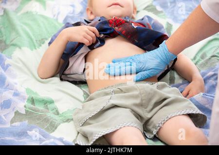 Kind liegt auf der Untersuchungstische in der Kinderarztpraxis Stockfoto