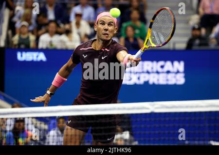 US OPEN - TAG 2, Flushing Meadows, New York, 30. August 2022 - Rafael Nadal aus Spanien jagt während seines Eröffnungsspiel gegen Rinky Hijikata aus Australien eine Vorhand. Stockfoto