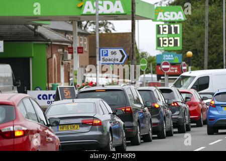 Foto vom 25/02/21 von Autos, die sich vor der Asda-Tankstelle in Reading, im US-Bundesland, anstellen, da die Genossenschaftsgruppe zugesagt hat, ihre 129 Tankstellen-Kette an den Supermarktgiganten Asda im Wert von rund £600 Millionen zu verkaufen. Stockfoto