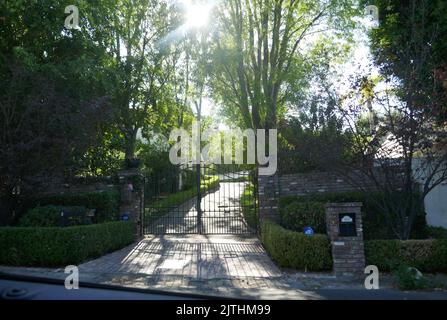 Encino California, USA 27.. August 2022 am 27. August 2022 in Encino, Kalifornien, USA, befindet sich das ehemalige Haus des Sängers David Cassidy in der White Oak Avenue 4661. Foto von Barry King/Alamy Stockfoto Stockfoto