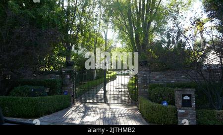 Encino California, USA 27.. August 2022 am 27. August 2022 in Encino, Kalifornien, USA, befindet sich das ehemalige Haus des Sängers David Cassidy in der White Oak Avenue 4661. Foto von Barry King/Alamy Stockfoto Stockfoto