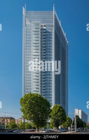 Turin, Piemont, Italien - 16. Juli 2022. Blick auf den Intesa Sanpaolo Wolkenkratzer, eines der höchsten Gebäude der Stadt. Stadtpanorama. Stockfoto