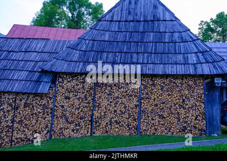 Stapel von Brennholz, Brennholz, schön ordentlich gestapelt und gesägtes Holz wird in einem offenen Schuppen, Slowakei gelagert. Stockfoto