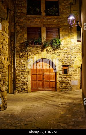 Typische mittelalterliche Hausfassade bei Nacht in der malerischen Stadt Besalu, Gerona, Spanien. Stockfoto