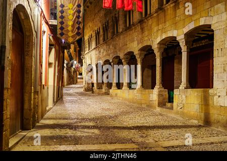 Alte Gebäude mit Bögen und Steinsäulen in der malerischen Stadt Besalu, Girona, Spanien. Stockfoto